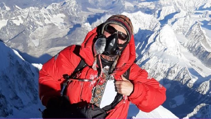 Українець зійшов на Еверест у вишиванці
